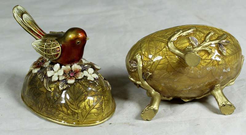 Trinket holder with bird and flowers - magnetic action