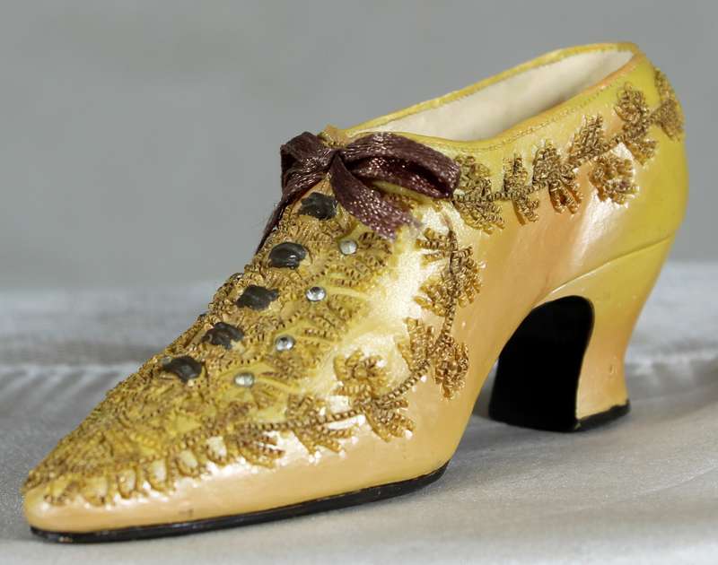 Small molded fashion shoe