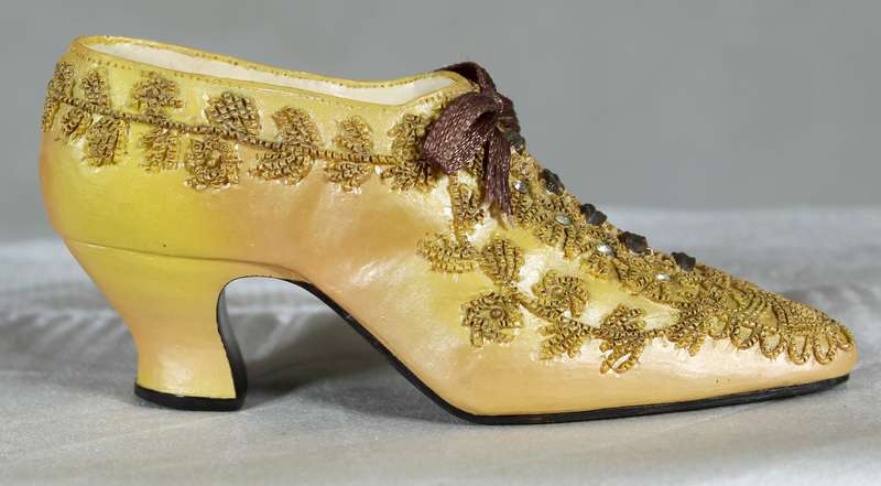 Small molded fashion shoe