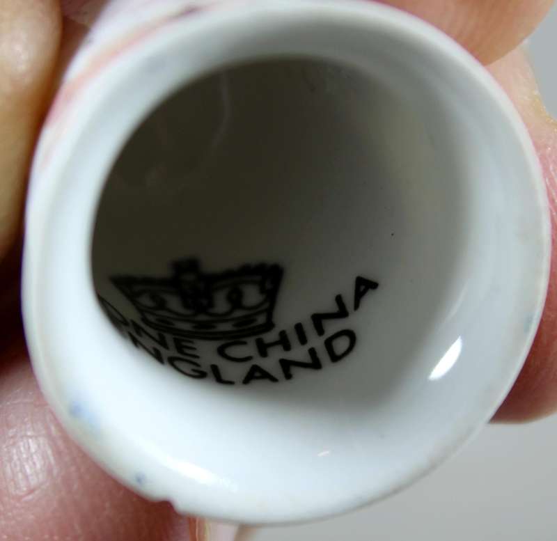 Bone China thimble - The Royal family