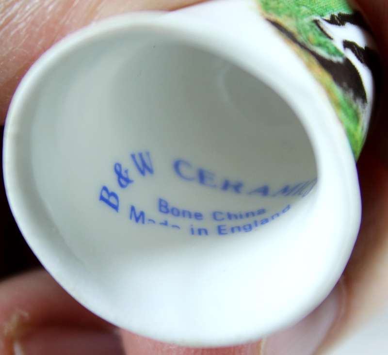 Bone China thimble - skunk - B&W ceramics