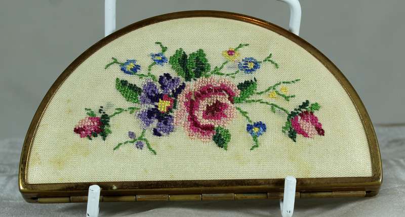 Powder compact - Half moon with tapestry motif