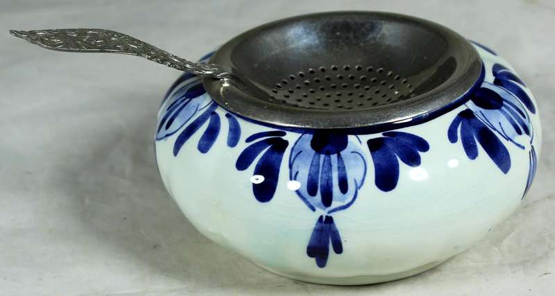 Delft Blauw tea strainer & holder