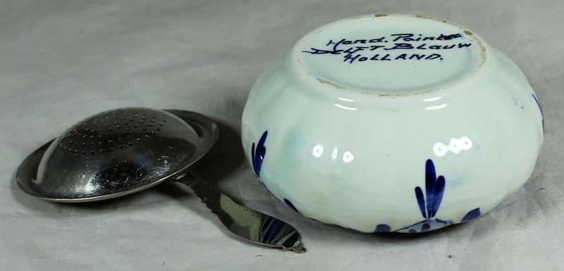 Delft Blauw tea strainer & holder