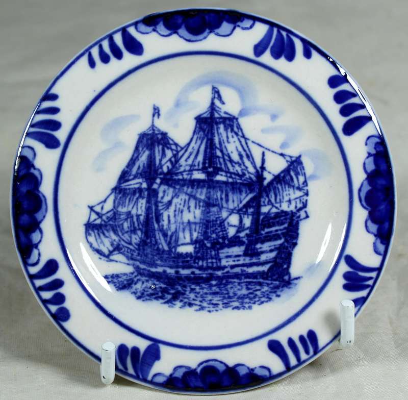 Delft blue small display plate