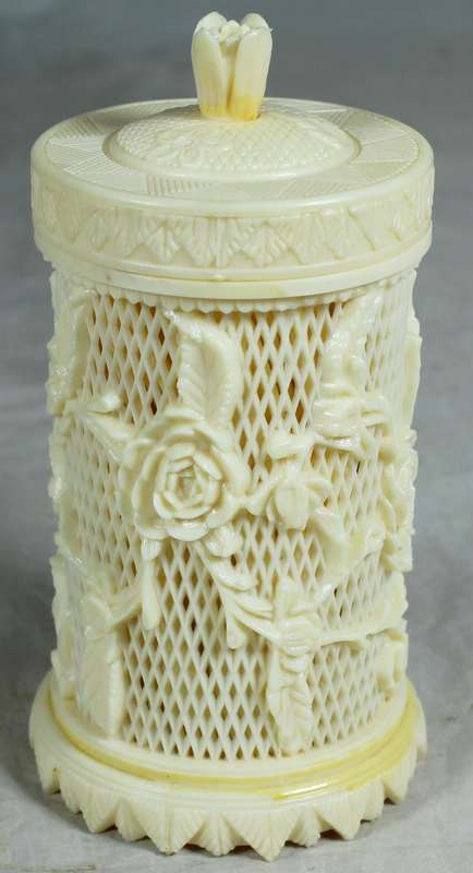 Set of 45 pickle forks in carved plastic container