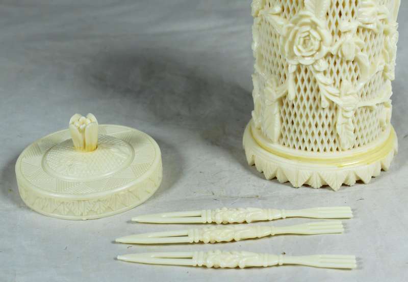 Set of 45 pickle forks in carved plastic container