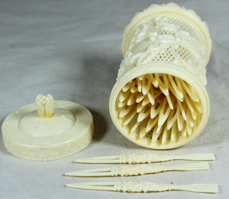 Set of 45 pickle forks in carved plastic container