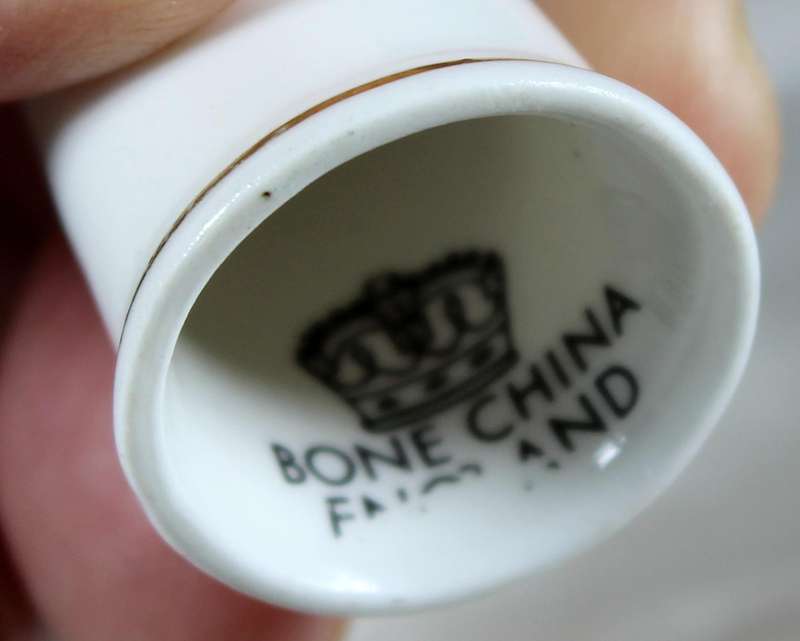 Bone China thimble - Queen of hearts