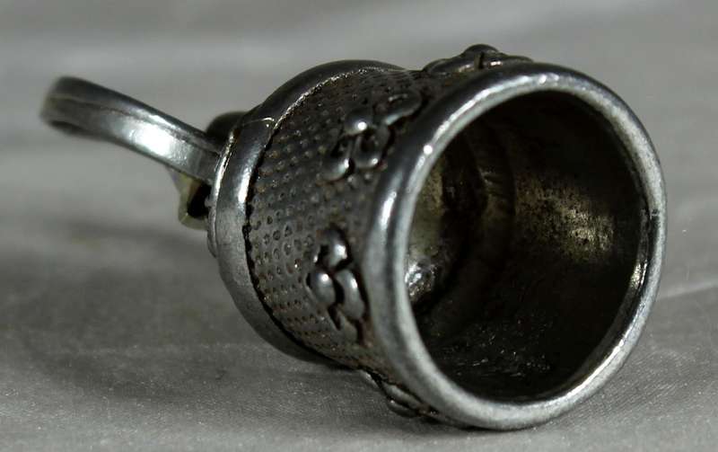 Pewter horseshoe thimble with star