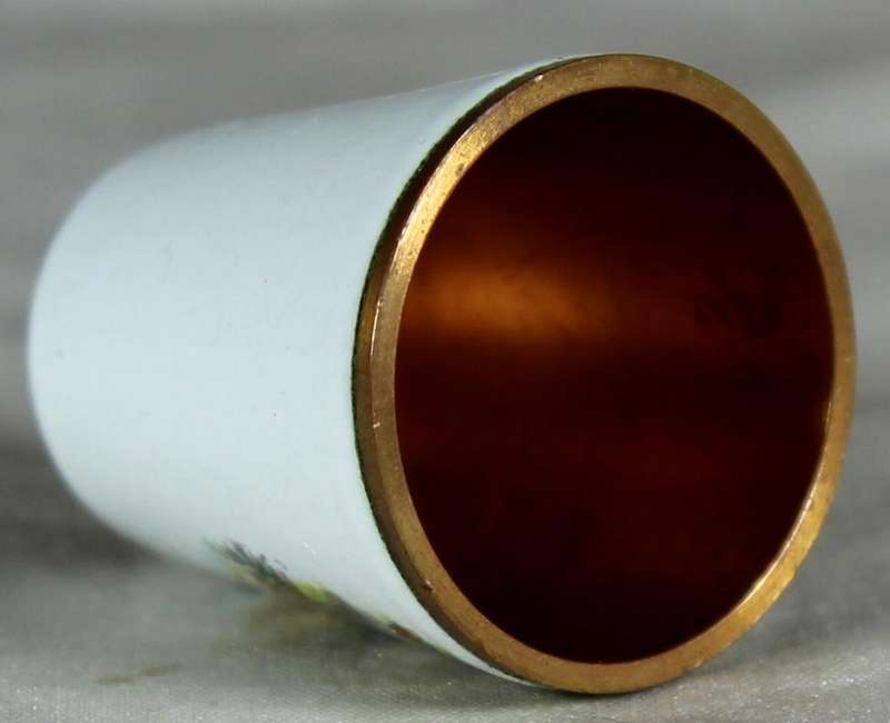 Metal thimble - With porcelain - Featuring a farmhouse