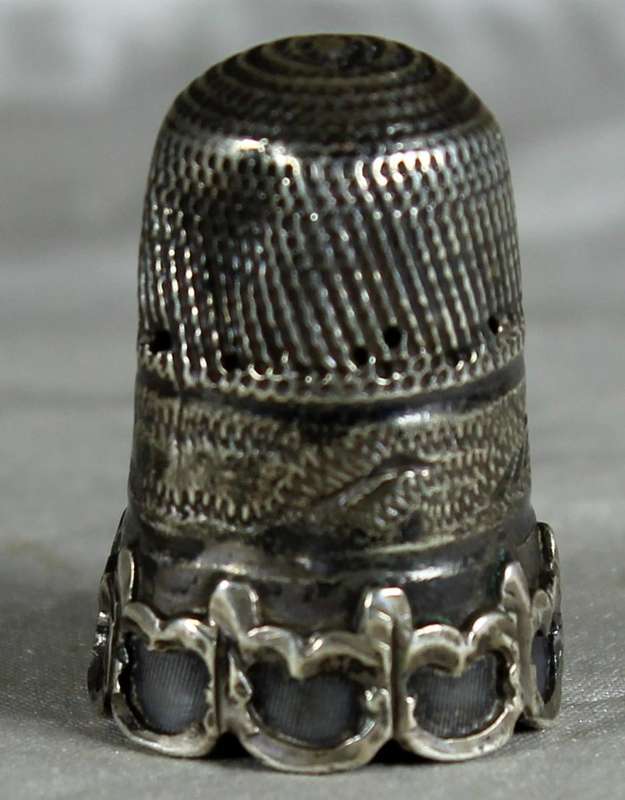 Metal thimble - Embossed scroll bottom
