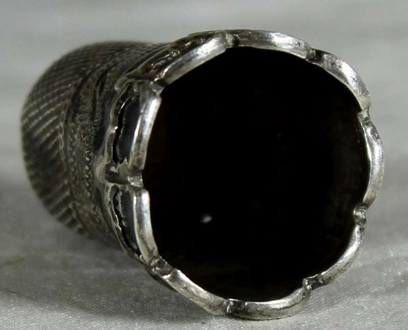 Metal thimble - Embossed scroll bottom