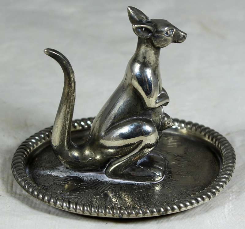 Kangaroo ring holder