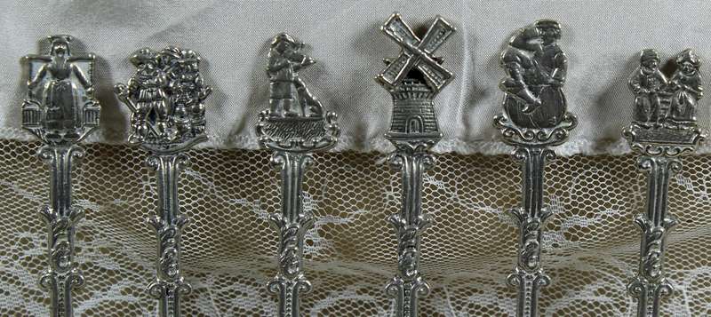 Set of 6 high relief Dutch salt spoons