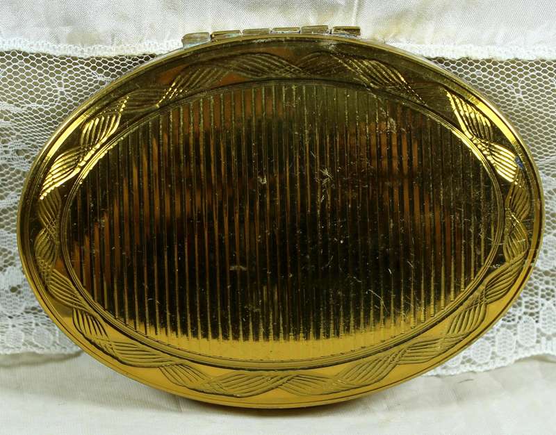 Oval powder compact