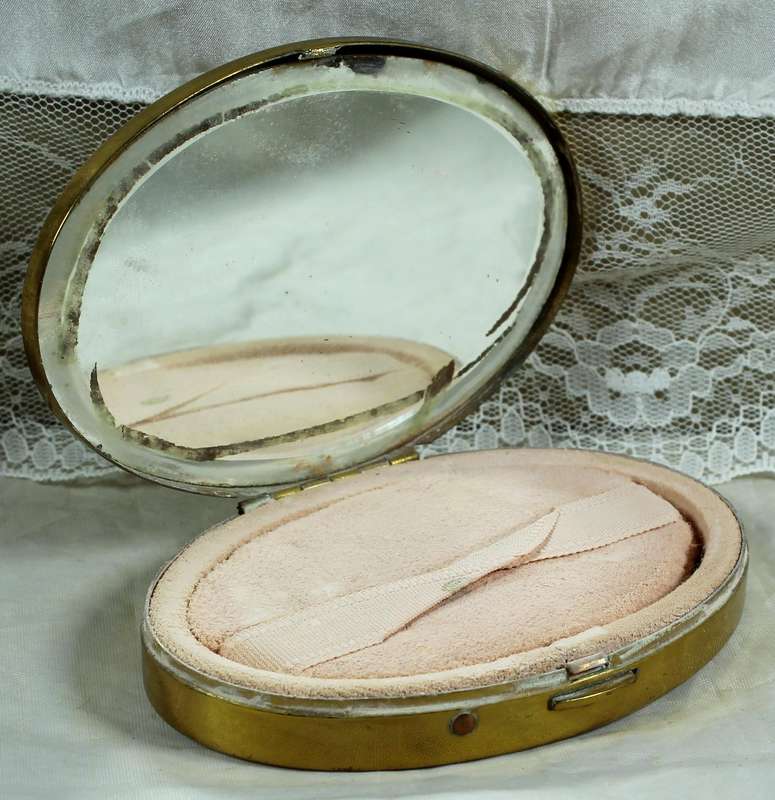 Oval powder compact