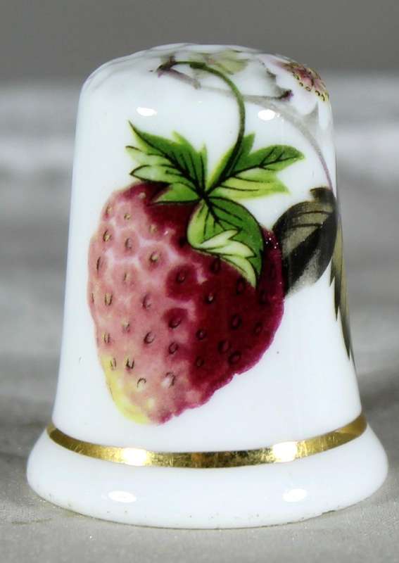 Bone China thimble - Strawberry - Fenton