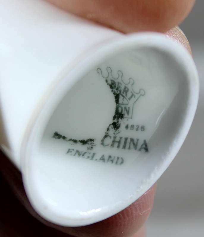 Bone China thimble - Buckingham Palace - London