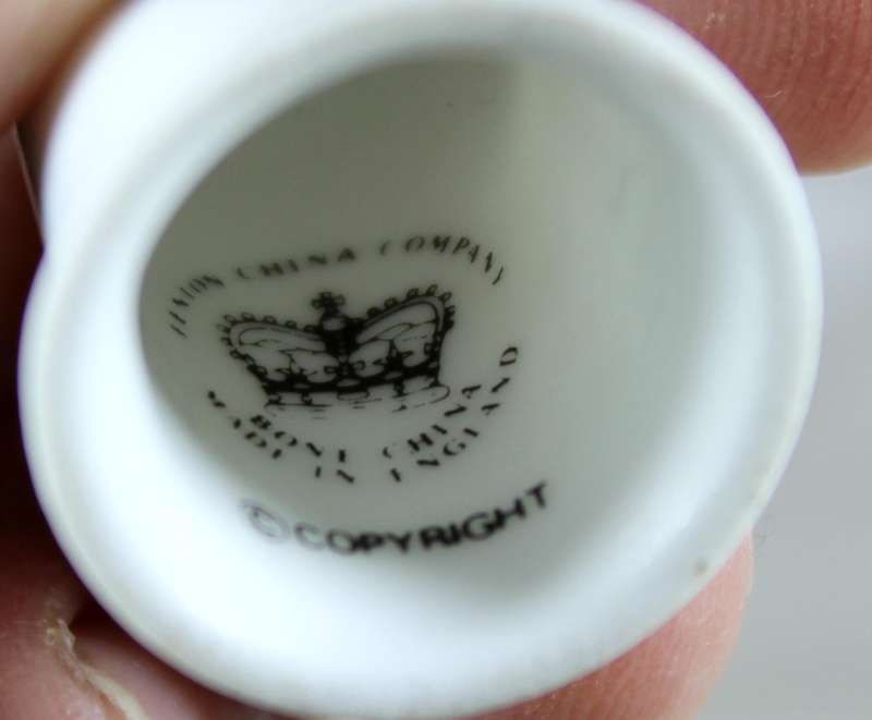 Bone China thimble - Catherine of Aragon - Fenton