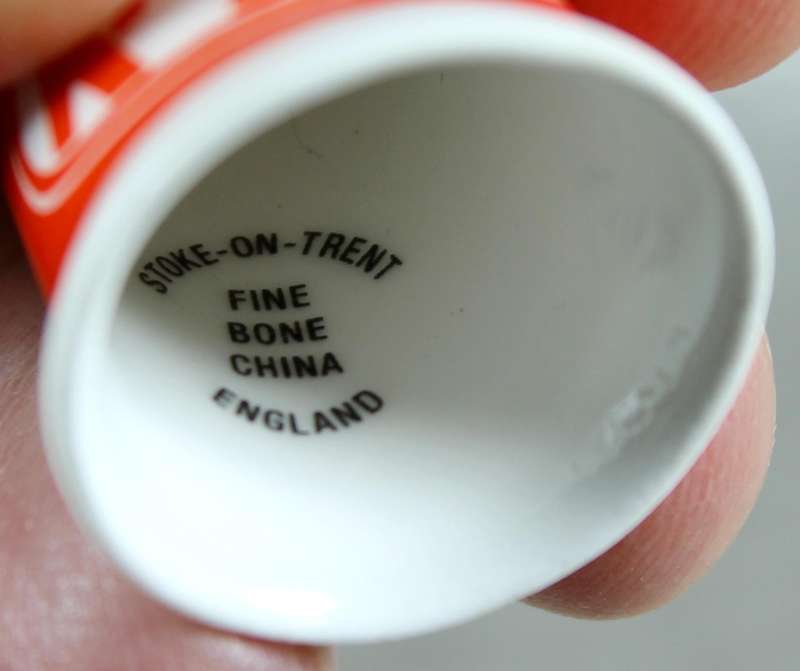 Bone China - Advertising thimble - Kit Kat - Stoke-on-Trent