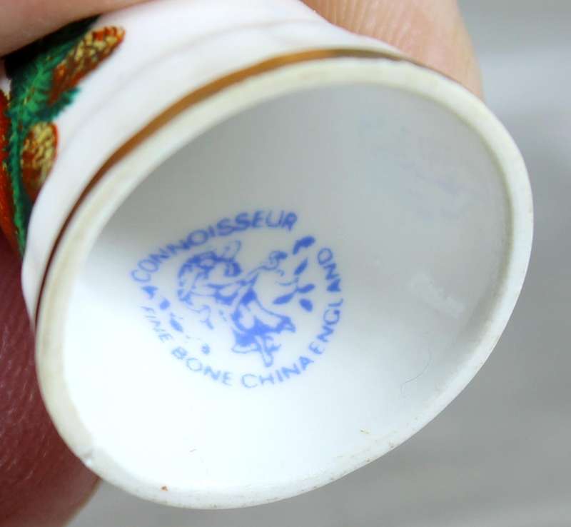 Bone China thimble - Squirrel & flowers - Connoisseur