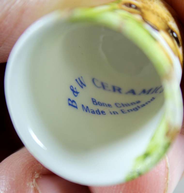 Bone China thimble - weasel - B&W ceramics