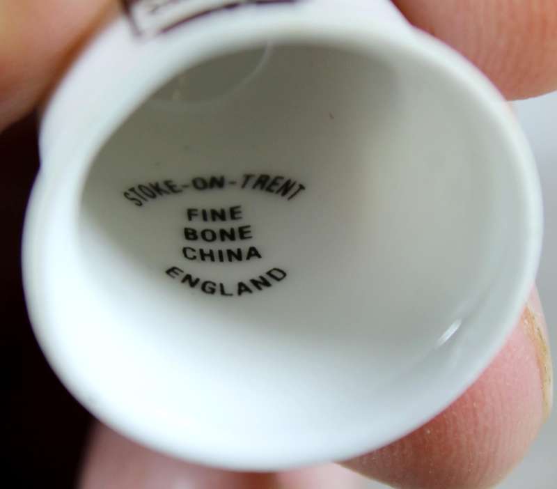 Bone China thimble - golden shred - Stock-on-Trent
