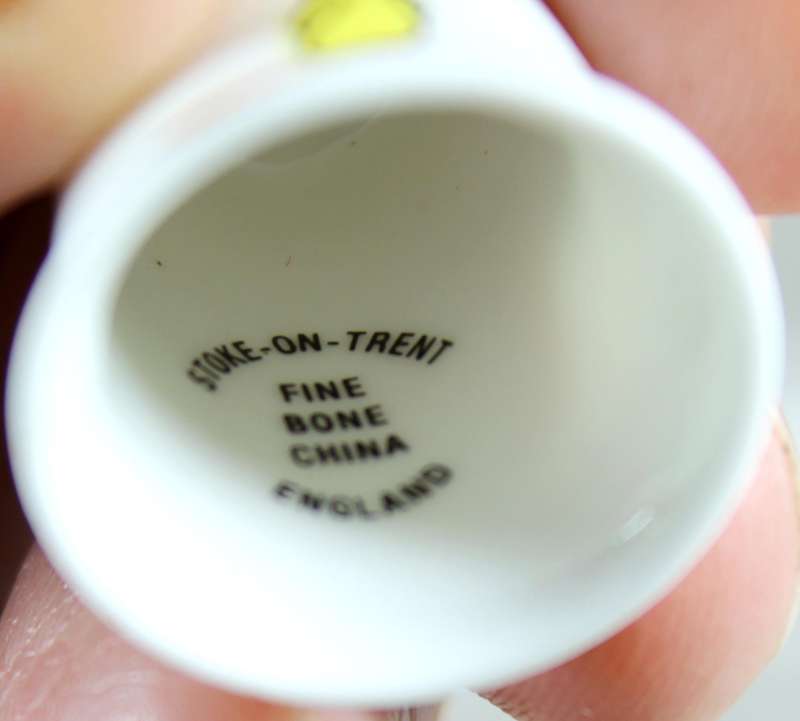 Bone China thimble - Tweety - Stock-on-Trent