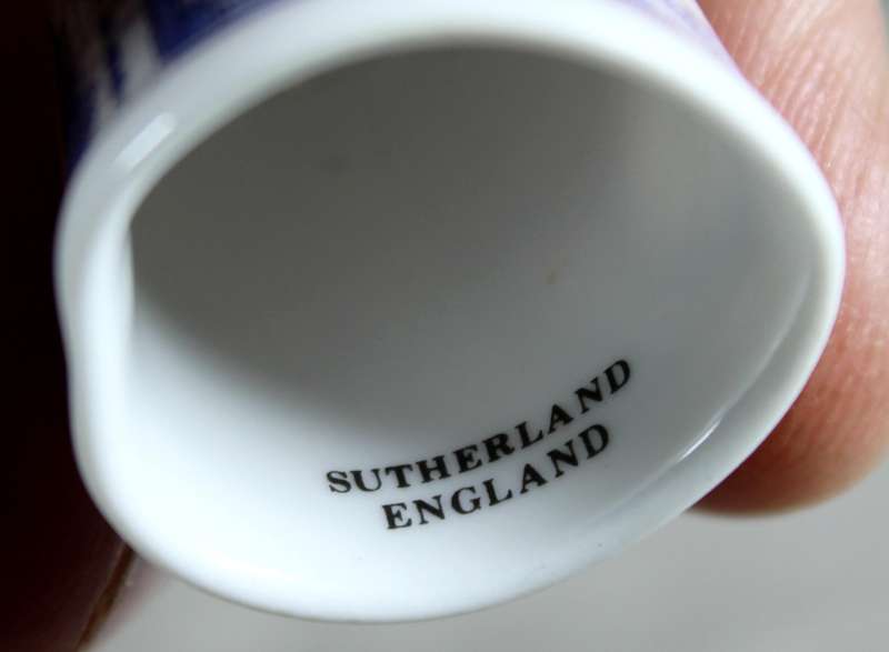 Bone China thimble - Victoria & Albert - Balmoral casrle - Sutherland
