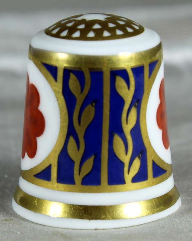 Bone China thimble - Royal Crown derby LVI