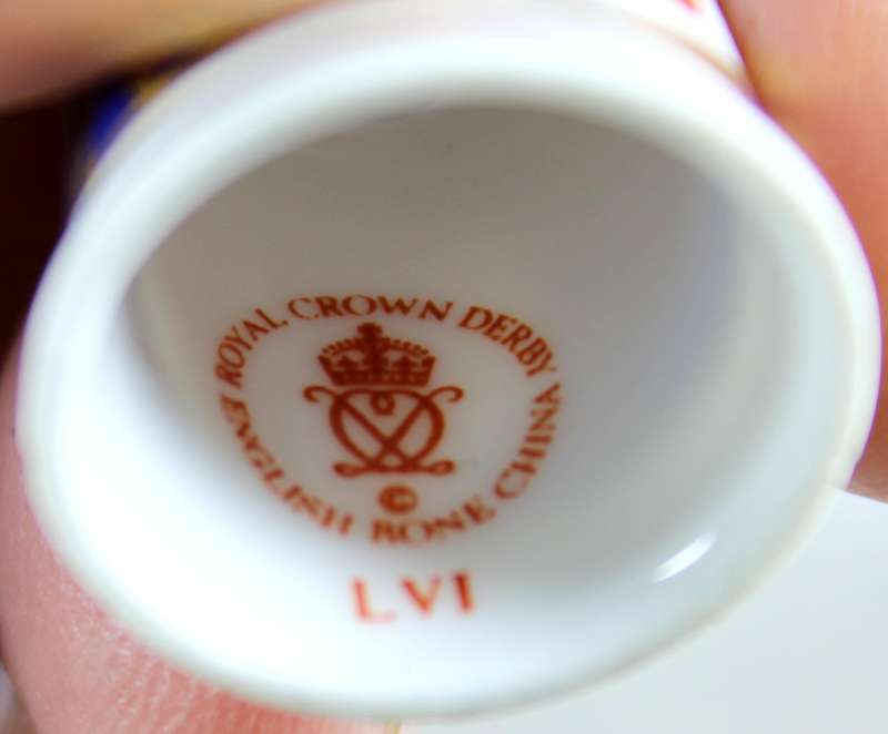 Bone China thimble - Royal Crown derby LVI