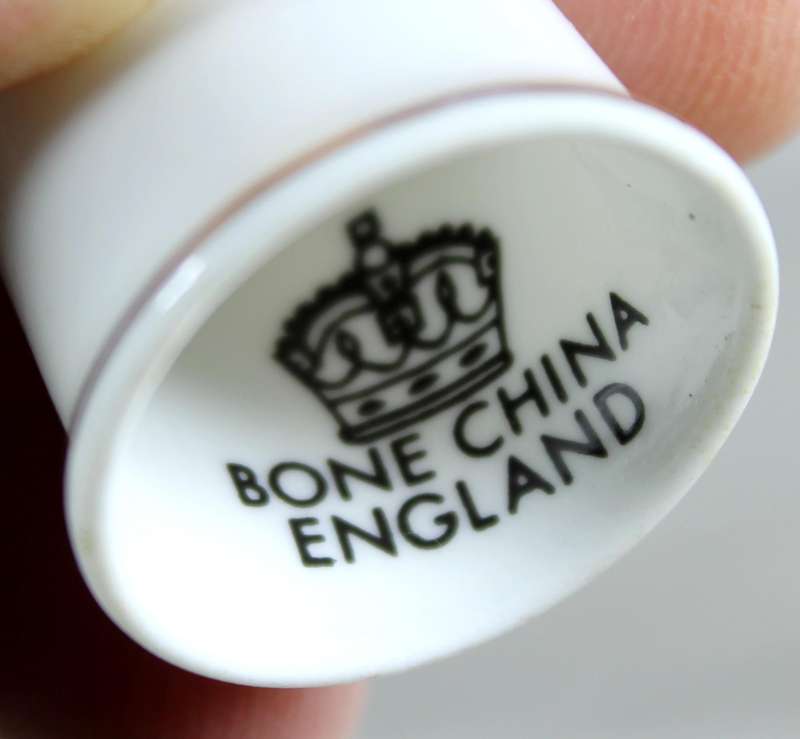 Bone China thimble - swan with babies