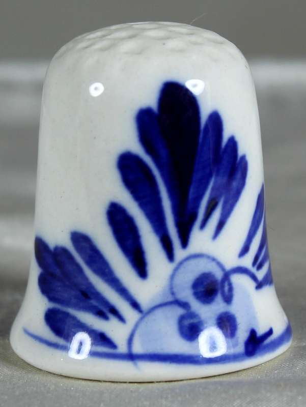 Bone China thimble - blue & white Dutch scene