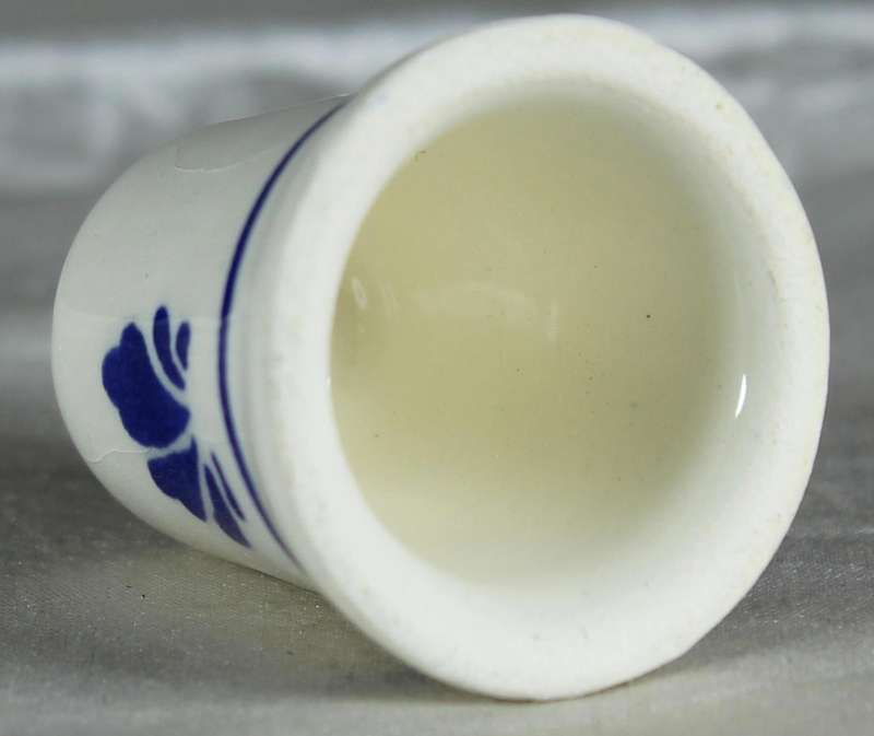 Bone China thimble - blue & white farm scene