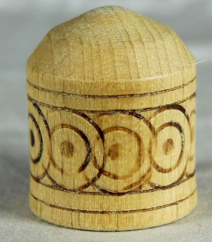Wooden thimble - With circle impressions