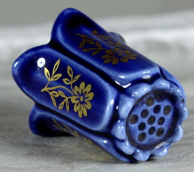 Linder (West Germany) thimble - Gold leaf daisies