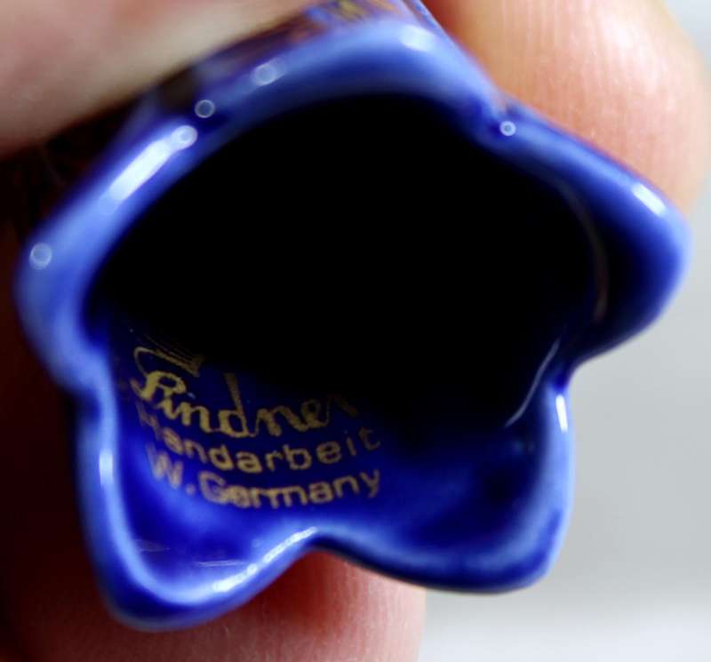 Linder (West Germany) thimble - Gold leaf daisies