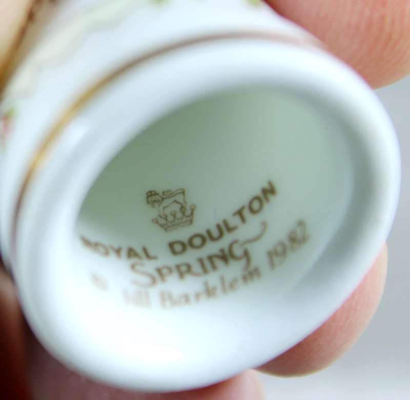 Bone China thimble - Spring - Royal Doulton (1982)