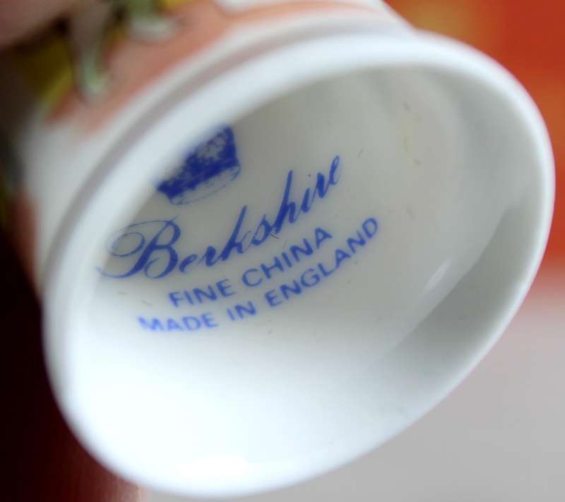 Bone China thimble - Bedtime puppy - Berkshire China