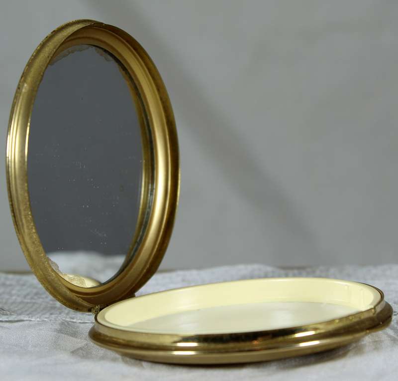 Powder compact with dancers