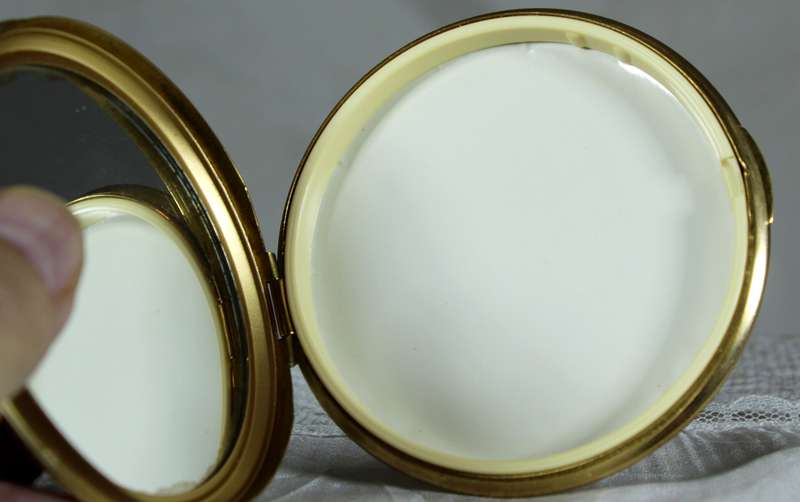 Powder compact with dancers