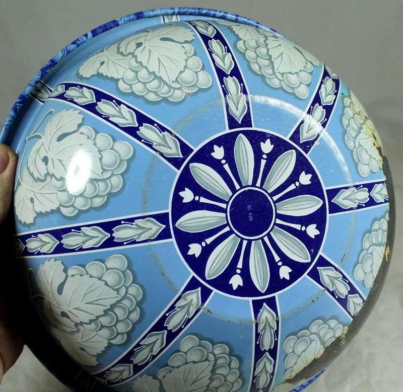 Lidded metal dish