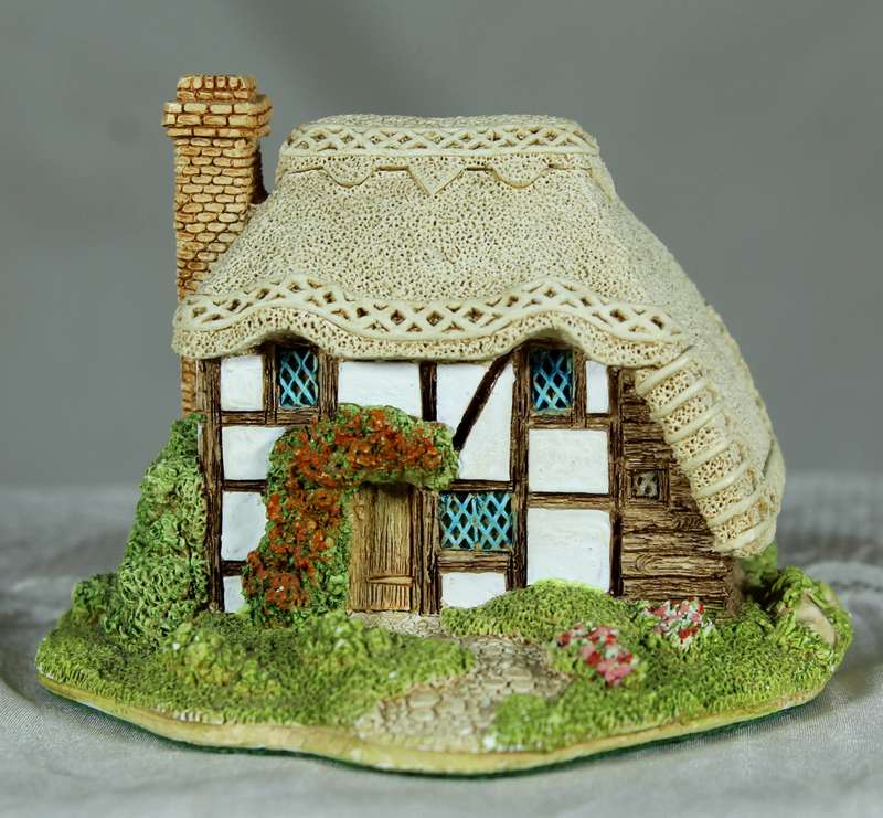 Lillyput Lane - Strawberry cottage