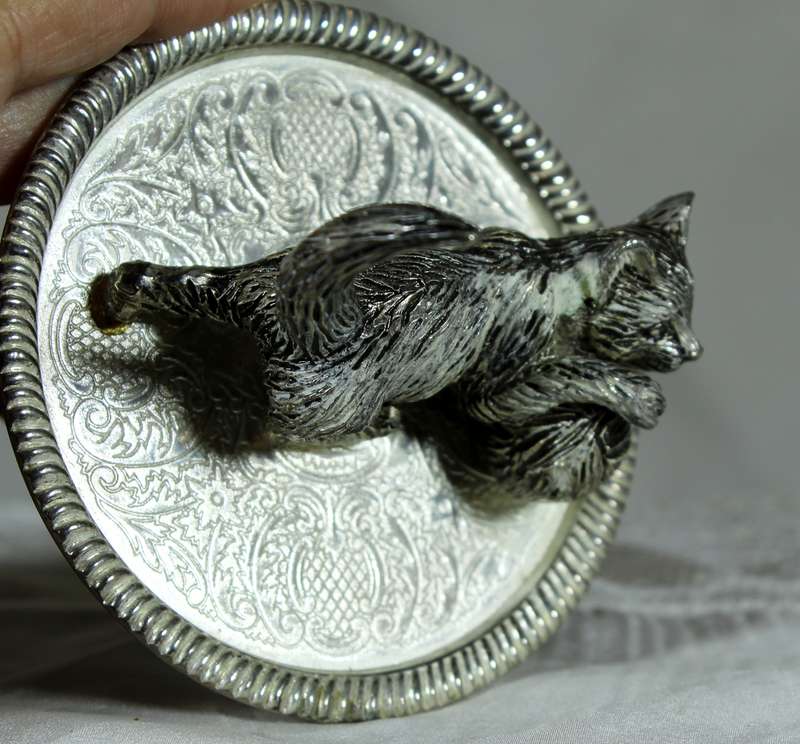 Electroplated silver cat ring holder