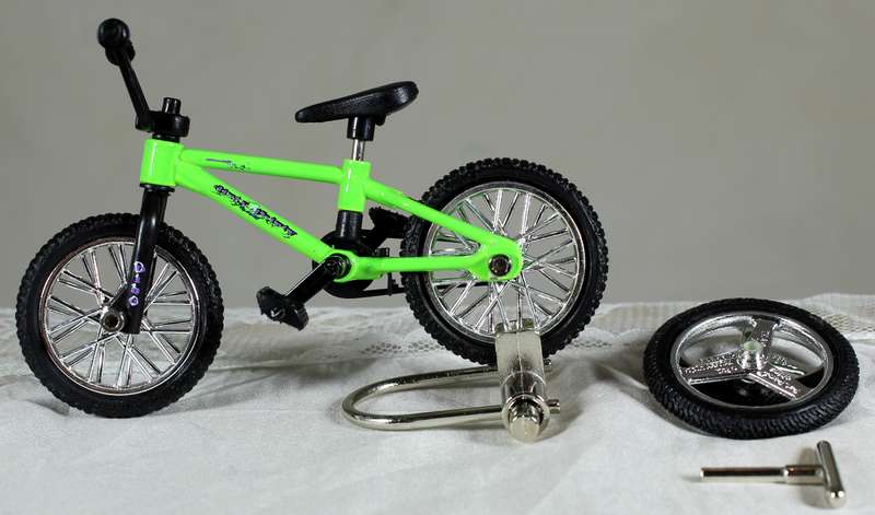 Tech Deck BMX Trick Bike - Green Dirty Shirty