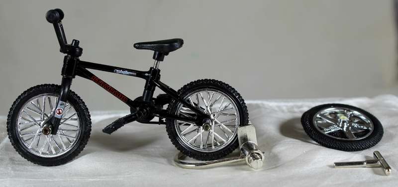Tech Deck BMX Trick Bike - Black Standard TAO