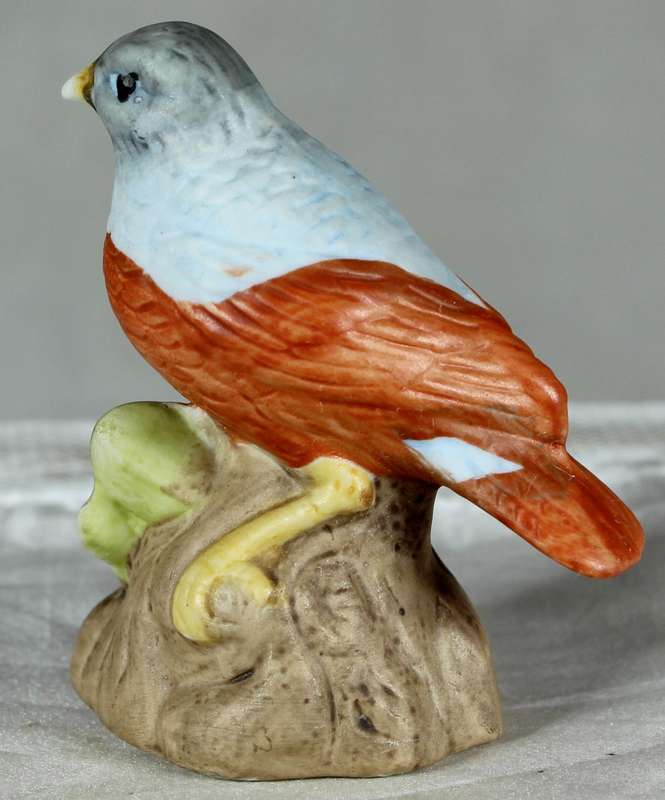 Small bird on a stump