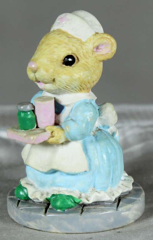 Miniature nurse mouse holding medicine tray
