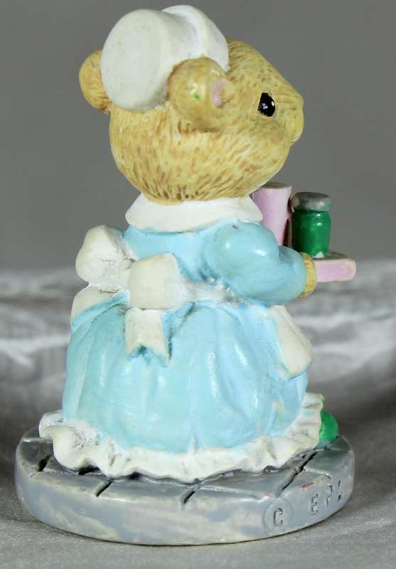Miniature nurse mouse holding medicine tray